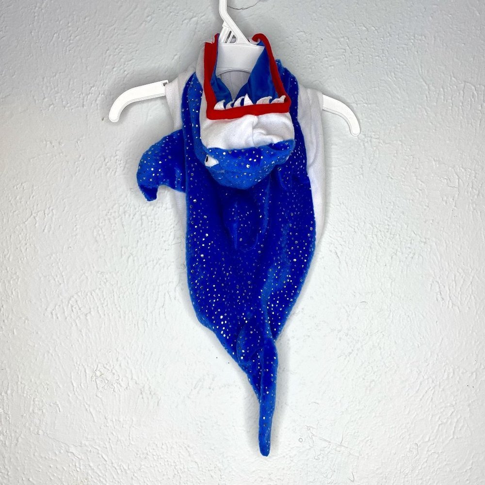 Dog size M, shark costume with velcro tabs and funny shark teeth.